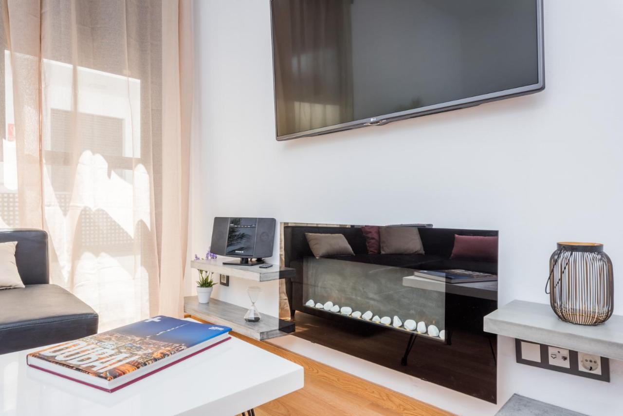 Atico Con Terraza Ac 1Hab En El Centro Y Piscina Comunitaria Apartment Malaga Bagian luar foto