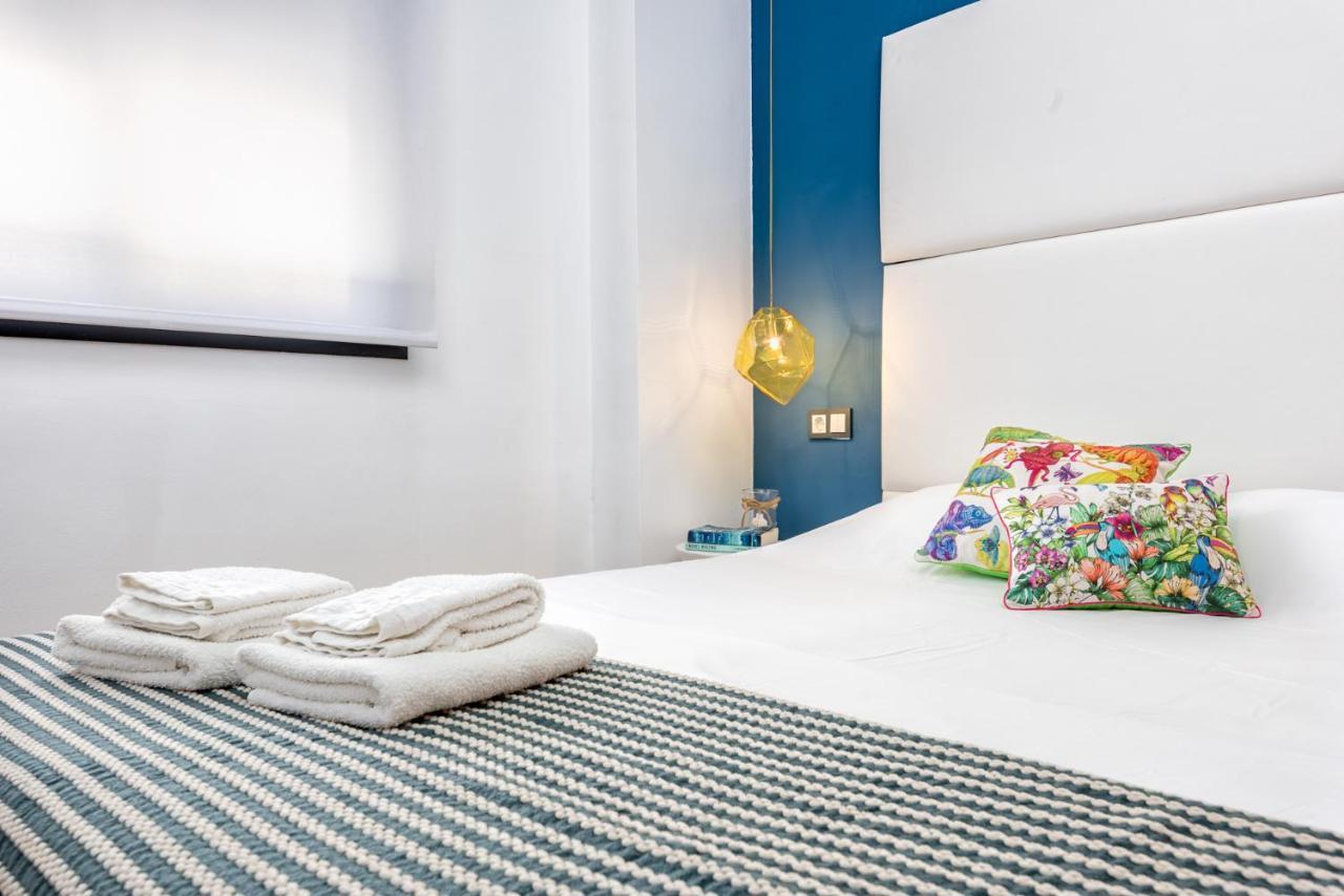 Atico Con Terraza Ac 1Hab En El Centro Y Piscina Comunitaria Apartment Malaga Bagian luar foto